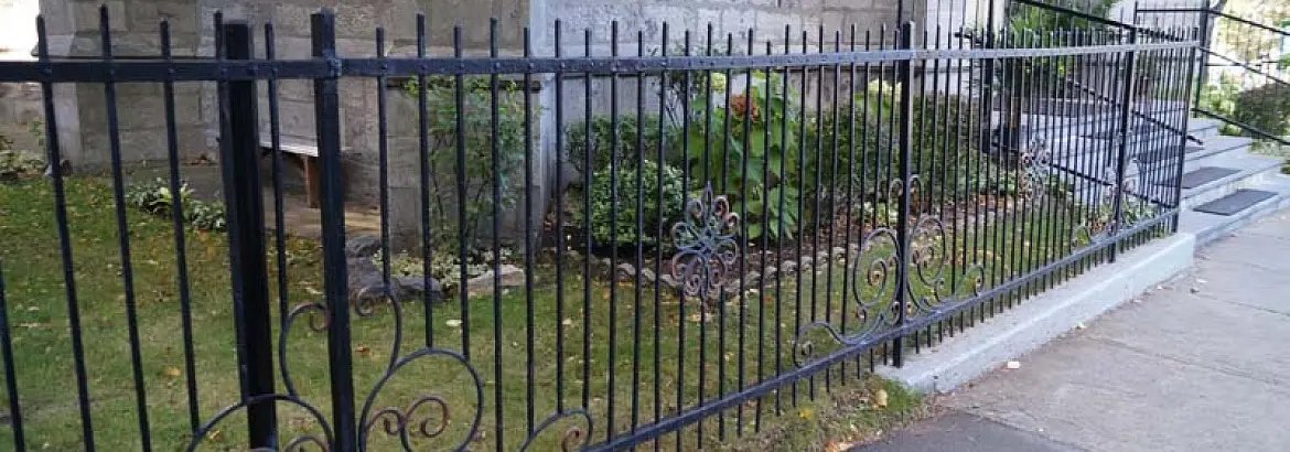 175. Быстровозводимый забор 10х1.5 из легких кованных металлоконструкций в г. Монреаль, Канада